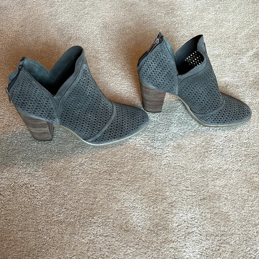 Vince Camuto perforated gray suede block heel boots size 8.5 - Picture 2 of 10